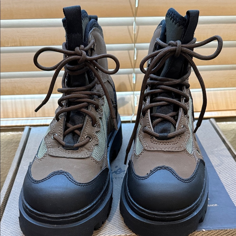 Cabela's Woman’s Ultralight Lug Sole Wading Boots W Cleats NIB Size 8